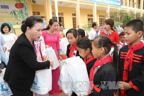 La présidente de l’AN offre des cadeaux aux enfants à Tuyên Quang