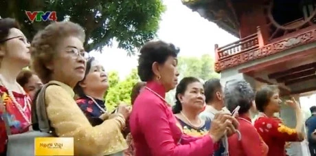 Une délégation de Viet kieu en Thaïlande en visite au Vietnam