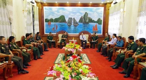 Des officiers cambodgiens visitent la province de Soc Trang