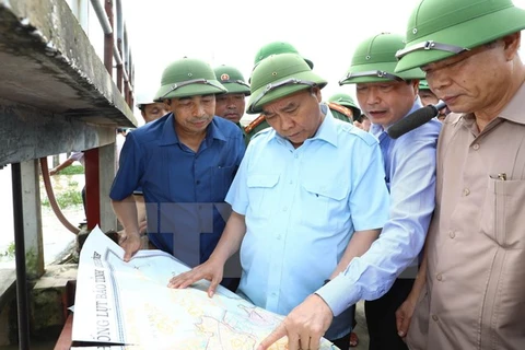 Le PM Nguyên Xuân Phuc dirige le travail de lutte contre les crues à Ninh Binh