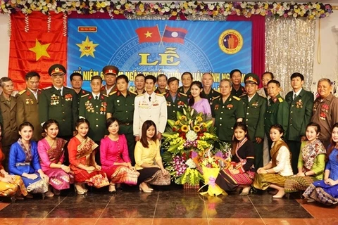 Rencontre entre des volontaires et experts militaires vietnamiens en mission au Laos