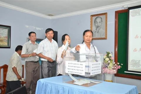 La communauté des Vietnamiens au Cambodge soutient les victimes des crues