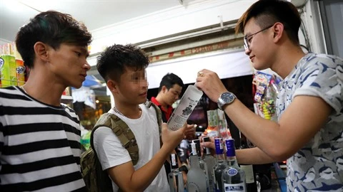 Le Vietnam serre la vis sur le commerce d’alcool