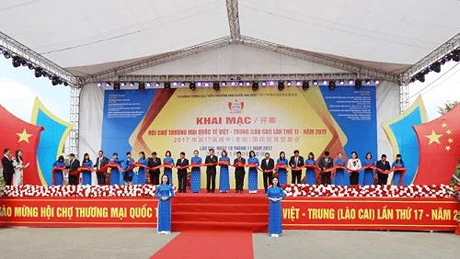 Ouverture de la foire commerciale internationale Vietnam-Chine 2017 à Lao Cai