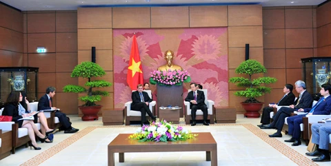 Le vice-président de l’AN Phung Quôc Hiên reçoit le vice-président du groupe Exxon Mobile
