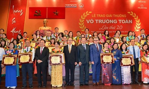 Le pays en fête pour la Journée des enseignants vietnamiens