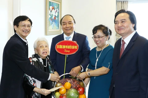 Le PM Nguyen Xuan Phuc félicite des enseignants à l’occasion de leur fête