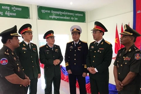 De jeunes officiers militaires vietnamiens au Cambodge