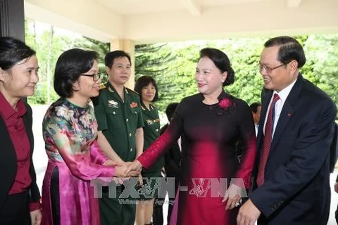 La présidente de l’AN rencontre des Vietnamiens à Singapour