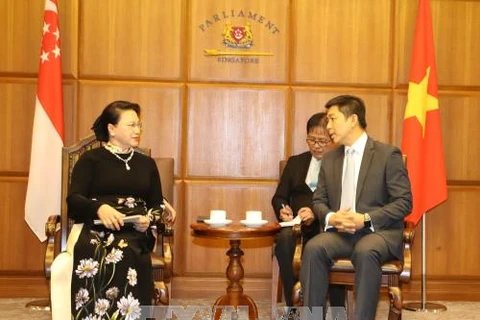 Le Vietnam prend en considération le développement du partenariat stratégique avec Singapour