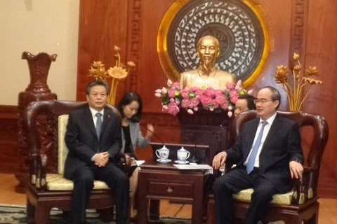 Le secrétaire du Comité du PCV pour HCM-Ville reçoit des diplomates chinois et russe