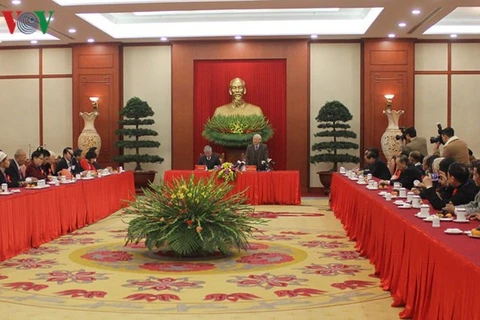 Le secrétaire général Nguyen Phu Trong rencontre des figures illustres des minorités ethniques