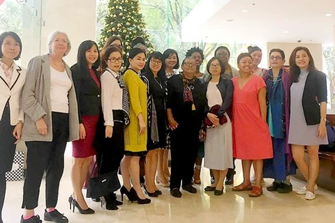 Le journal Sai Gon Giai Phong reçoit une délégation d'Américaines
