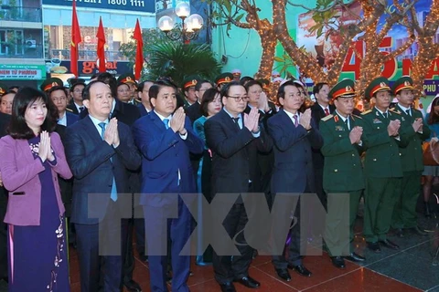 Rendre hommages aux morts lors de la bataille de Hanoi-Dien Bien Phu aérien