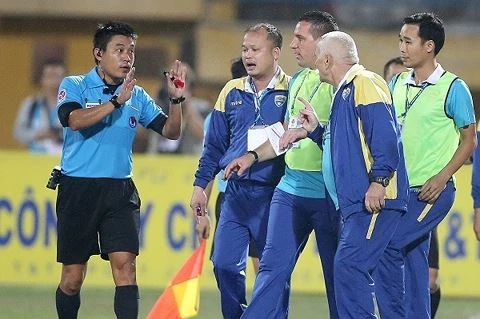 FIFA : Quatre arbitres vietnamiens s’adaptent aux normes d’Élite 2018