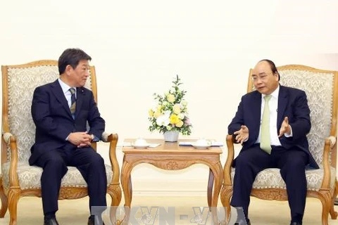 Le PM Nguyen Xuan Phuc reçoit le ministre japonais de la de la Revitalisation économique