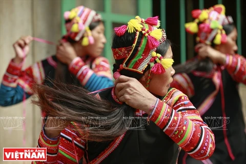 Le superbe turban féminin de l’ethnie La Hu