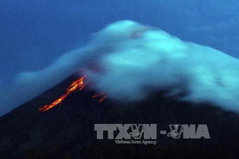 Philippines : le volcan Mayon menace d’entrer en éruption, des milliers d'habitants évacués