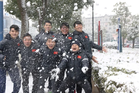 Les footballeurs U23 vietnamiens jouent avec la neige