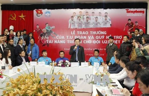 Le CC de l’Union de la jeunesse communiste récompense des membres de la sélection U23