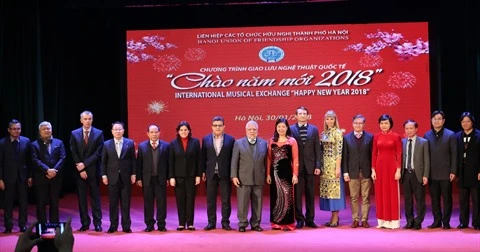 Un spectacle pour saluer l’arrivée du Nouvel An 2018 à Hanoï 