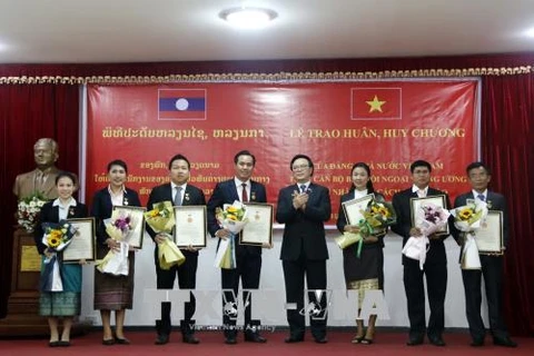 Distinction d'officiels laotiens pour leurs contributions aux relations bilatérales