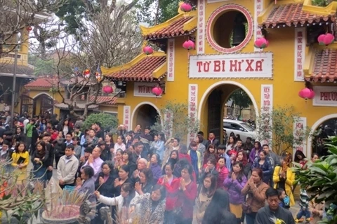 Aller à la pagode au Nouvel An lunaire - belle coutume des Vietnamiens