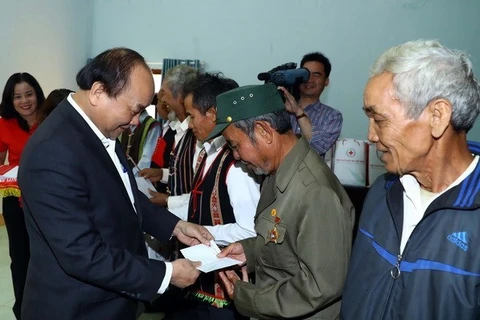 Le PM présente des cadeaux Tet aux ménages ethniques pauvres de Dak Nong