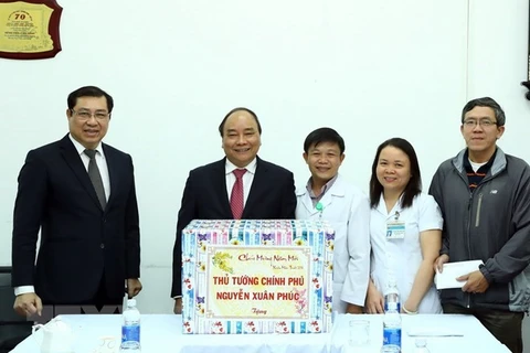 Le Premier ministre Nguyen Xuan Phuc visite l'hôpital C de Da Nang