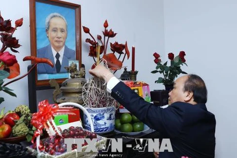Têt : Nguyen Xuan Phuc rend hommage aux anciens dirigeants du pays
