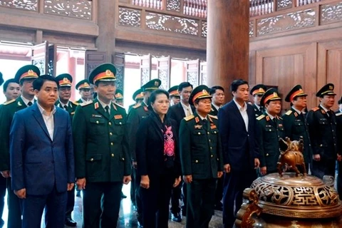 La présidente de l'AN offre de l'encens au Président Ho Chi Minh au site K9