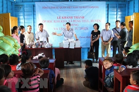 Inauguration d’une école flottante pour les enfants Viêt Kiêu sur le Tonlé Sap