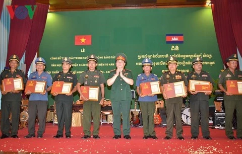 Remise des prix du concours d'écriture sur les liens Vietnam-Cambodge 