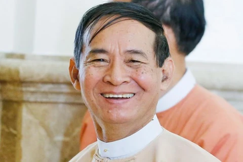 Le nouveau président birman prête serment 