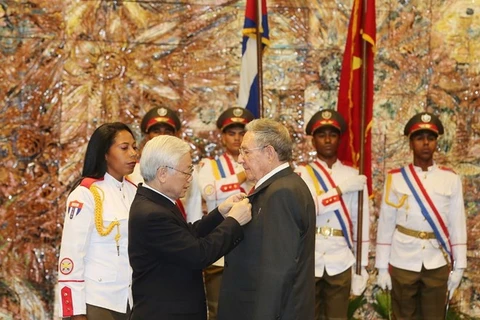 L’Ordre de l’Etoile d’or remis au président cubain Raul Castro Ruz