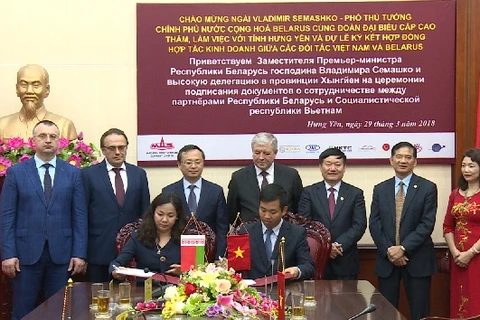 Le Vietnam et la Biélorussie​ signent des ​contrats commerciaux