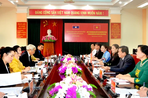 Une délégation du CC du Front d'édification nationale du Laos à Tuyen Quang