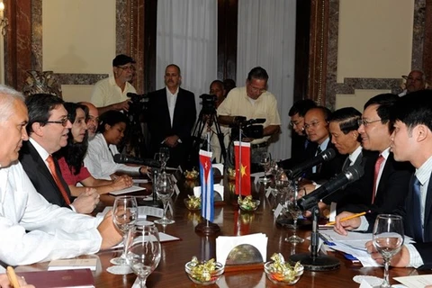 Entretien entre Pham Binh Minh et le chef de la diplomatie cubaine 