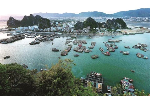 À l’est de la baie de Ha Long