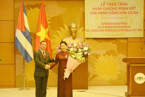 La présidente de l’AN du Vietnam reçoit la distinction honorifique de l’Etat cubain