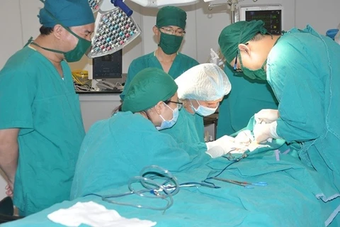 Succès d’une chirurgie du lymphœdème au Vietnam