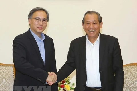 Le vice-PM Truong Hoa Binh reçoit un vice-ministre de l'Intérieur de Singapour
