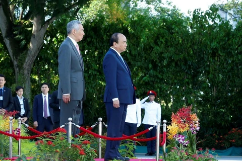 Cérémonie d’accueil réservée au Premier ministre Nguyên Xuân Phuc à Singapour