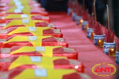 Ha Tinh : inhumation des restes de 12 volontaires tombés au Laos 