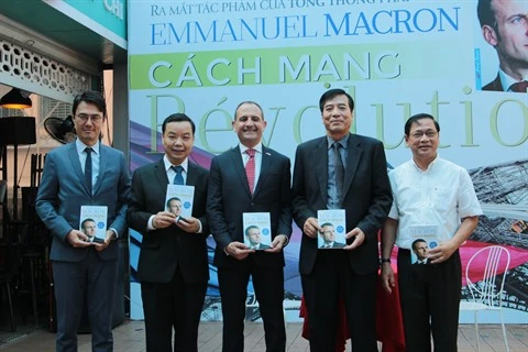 Le livre "Révolution" du président français Emmanuel Macron traduit en vietnamien