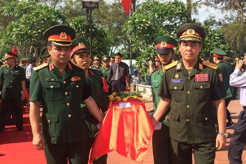 Nghe An : inhumation des restes de volontaires tombés au Laos