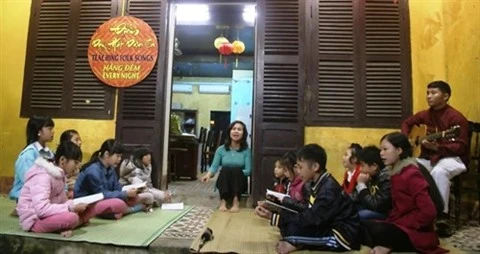 Cours gratuit de musique folklorique dans la ville de Hôi An