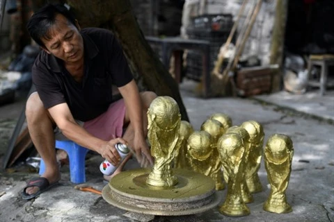 Au Vietnam, des répliques du trophée de la Coupe du monde déjà en préparation