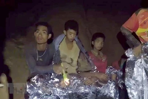 Thaïlande: 4 des 12 jeunes prisonniers de la grotte évacués