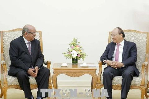 Le Premier ministre Nguyen Xuan Phuc reçoit le chef de la diplomatie algérienne